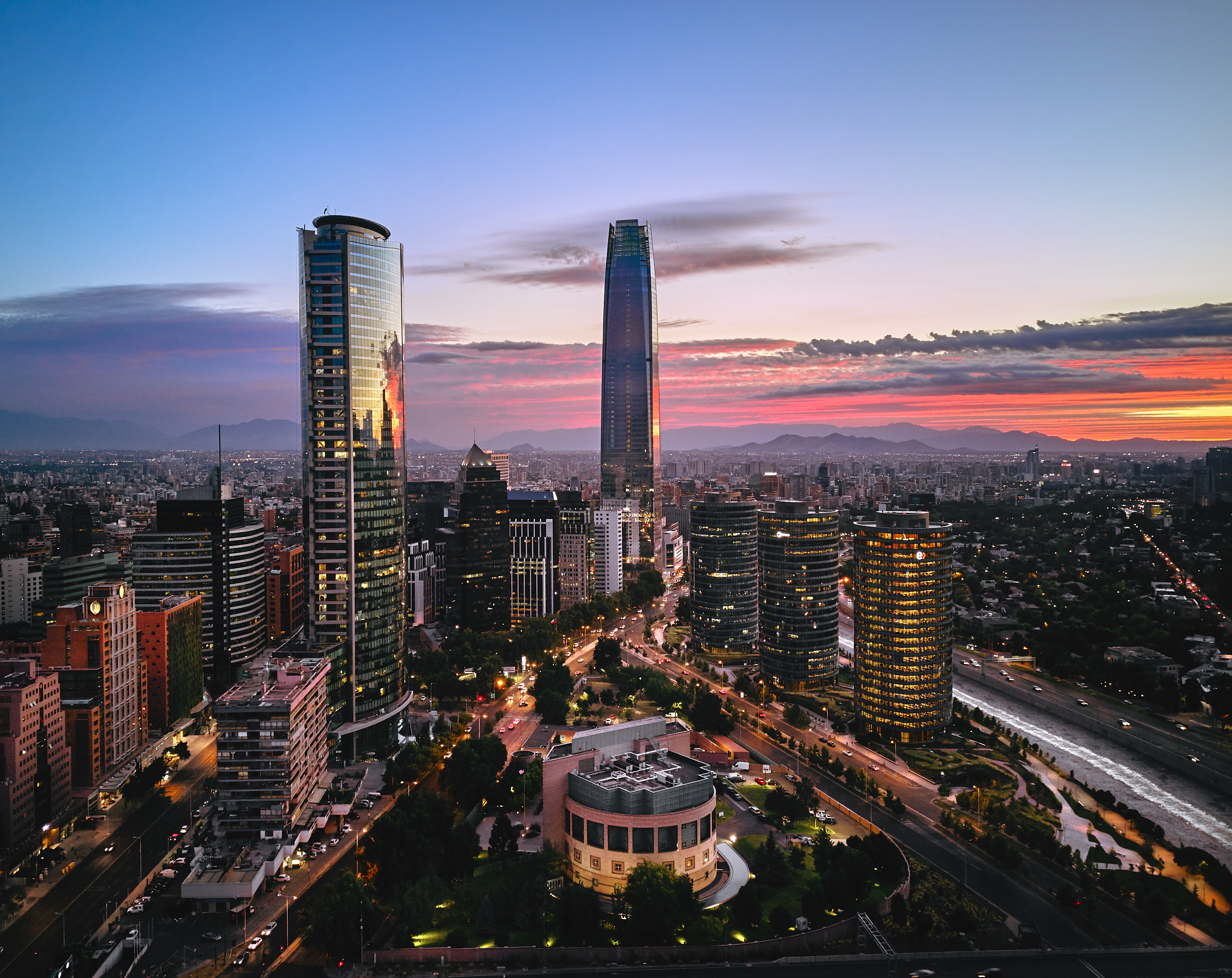 Vista real del sector de Las Condes y el horizonte de Santiago al atardecer